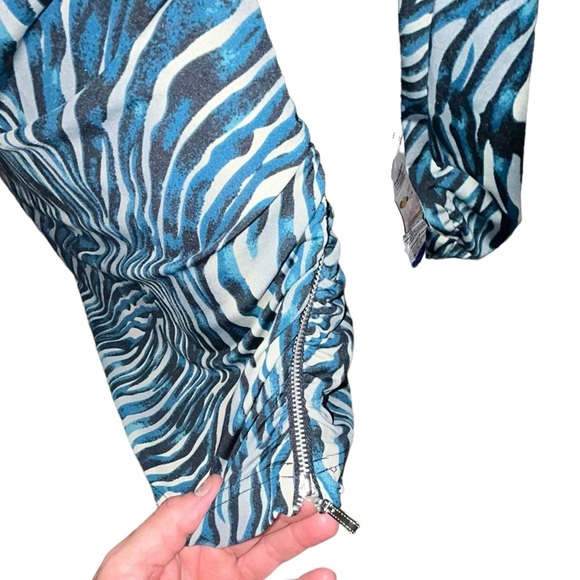 MAX & RINA Womens M Animal Print Long Sleeve Zipper Accent Ruched Top - Picture 3 of 11